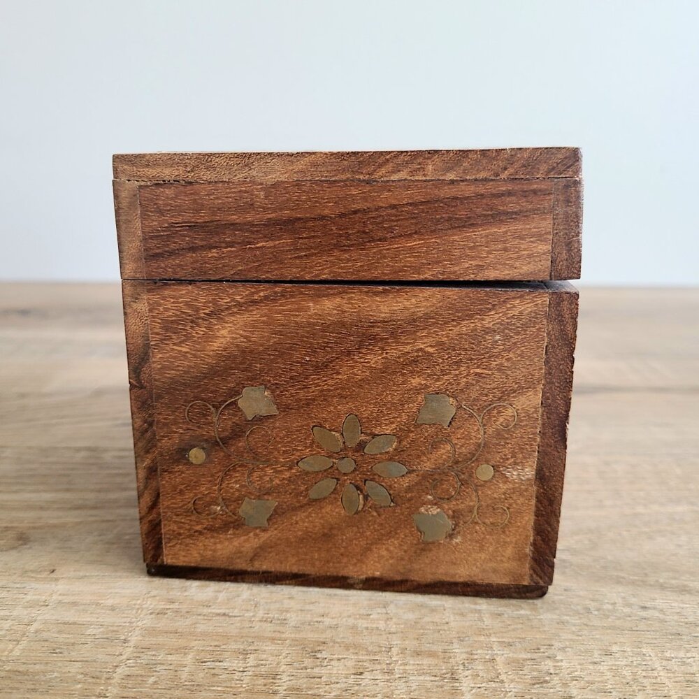 Vintage wooden trinket /jewelry box with brass floral inlay. - Picture 6 of 10